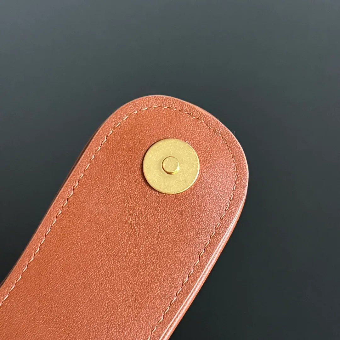 Batch 2140 BOTTEGA VENETA Lauren 1980 clutch is officially back! It pays homage to the 1980s classic handbags while adding a modern design. The light wood color cowhide exterior is paired with an old suede lining. The retro colors suddenly bring people back to autumn, as if they are still in the season of falling leaves. 🍂The season of wearing thin cardigans. The simple and elegant style combined with the large capacity makes it beautiful and practical when traveling. Style number: 796564 (785807) Size: 31.5*16.5*11cm